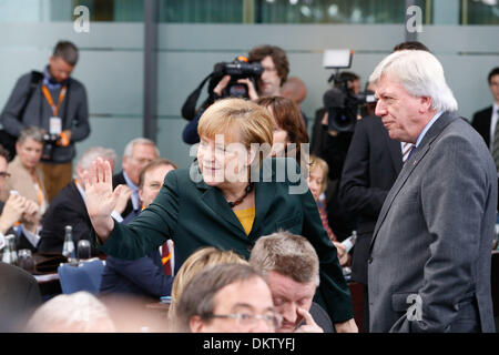 Berlin, Allemagne. 9Th Mar, 2013. CDU se réunit à Berlin pour discuter le contrat de coalition entre CDU/CSU et le SPD. / Photo : Angela Merkel, la chancelière allemande, et Volker Bouffier (CDU), Hesse, Premier ministre à Berlin, le 9 décembre 2013.Photo : Reynaldo Paganelli/NurPhoto Crédit : Reynaldo Paganelli/NurPhoto ZUMAPRESS.com/Alamy/Live News Banque D'Images