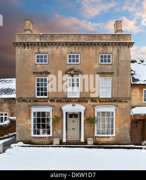 Cotswold House fine dans la neige, Broadway, Worcestershire, Angleterre. Banque D'Images