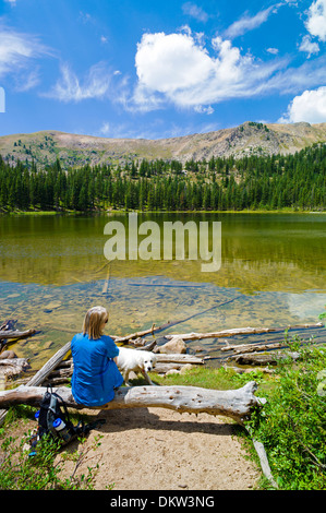 Female hiker & couleur platine Golden Retriever dog profitez à vue lac Waterdog, un lac alpin dans le Colorado Rockies Banque D'Images