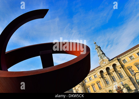 L'Hôtel de ville de Bilbao situé dans le quartier, avec la sculpture Castaños par Jorge Oteiza, l'Alternative ovoïdes, à l'avant-plan Banque D'Images