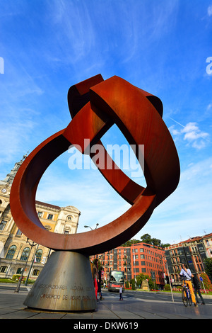 L'Hôtel de ville de Bilbao situé dans le quartier, avec la sculpture Castaños par Jorge Oteiza, l'Alternative ovoïdes, à l'avant-plan Banque D'Images