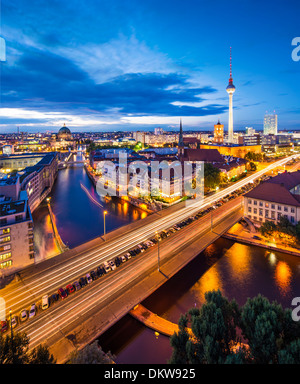 Berlin, Allemagne cityscape sur la Spree. Banque D'Images