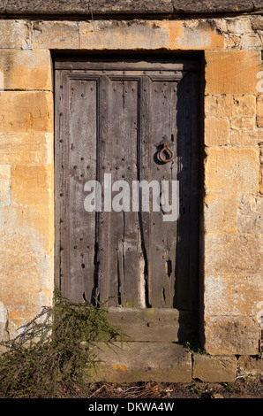 Cotswold en bois ensemble de porte en mur de pierre, Gloucestershire, Angleterre. Banque D'Images