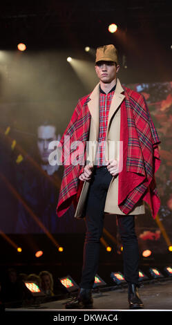 Birmingham, UK. 9Th Mar, 2013. Vêtements Show Live au National Exhibition Centre, Birmingham, UK. Mannequin portant une partie de la collection Thomas Codd London Crédit : Paul Hastie/Alamy Live News Banque D'Images