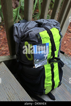 Pinellas Park, Florida, USA. 5 déc, 2013. SCOTT KEELER | fois. Le Sac Drycomp Summit par Outdoor Research est un appareil ultra-léger et imperméable sac d'un jour. Une bande Airpurge permet une compression maximale. © Scott Keeler/Tampa Bay Times/ZUMAPRESS.com/Alamy Live News Banque D'Images