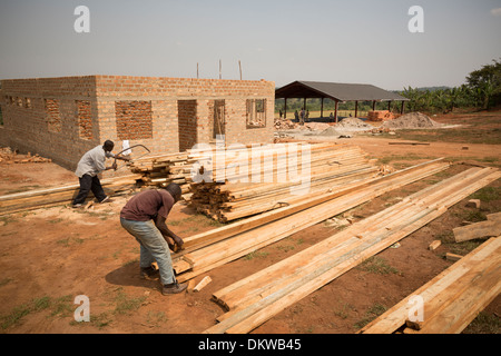 Les travailleurs de la construction La construction d'un nouvel entrepôt à la périphérie de Kampala, Ouganda, Afrique de l'Est. Banque D'Images