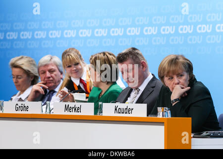 Berlin, Allemagne. 9Th Mar, 2013. La chancelière allemande Angela Merkel (1e R) participe à une partie de l'Allemagne conférence de l'Union chrétienne-démocrate (CDU) à Berlin, Allemagne, le 9 décembre, 2013. Angela Merkel, bloc conservateur de la CDU ont voté pour l'alliance avec le centre gauche du Parti Social-démocrate (SPD) sur une petite partie conférence le lundi. © Zhang Fan/Xinhua/Alamy Live News Banque D'Images