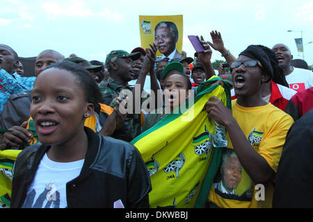 Soweto, Afrique du Sud. Dec 8, 2013. Les foules se réunissent pour pleurer la mort et célébrer la vie de Nelson Rolihlahla Mandela en dehors de son ancien domicile dans la rue Vilakazi de Soweto. Johannesburg. L'Afrique du Sud Dimanche 8 Décembre 2013 Photo par Zute Lightfoot/Alamy Live News Banque D'Images