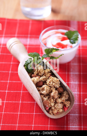 Boule de céréales granola et bol de yogourt Banque D'Images