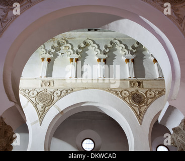 TOLEDO - 8 mars : archs mudéjar à partir de la Synagogue Santa Maria la Blanca. Banque D'Images