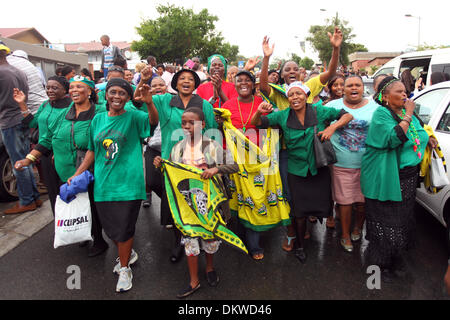 Soweto, Afrique du Sud. Dec 8, 2013. Les foules se réunissent pour pleurer la mort et célébrer la vie de Nelson Rolihlahla Mandela en dehors de son ancien domicile dans la rue Vilakazi de Soweto. Johannesburg. L'Afrique du Sud Dimanche 8 Décembre 2013 Photo par Zute Lightfoot/Alamy Live News Banque D'Images