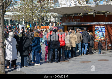 Les gens faire la queue à la billetterie fast track au London Eye Banque D'Images