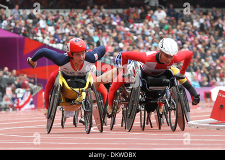 Shelly Woods (GB) & Edith Wolf de la Suisse dans le 5000m femmes T54 dans le stade olympique au Jeux paralympiques de 2012 à Londres Banque D'Images