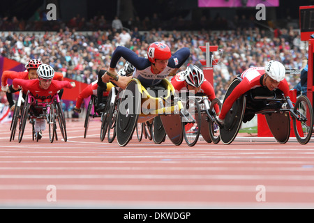 Shelly Woods (GB) & Edith Wolf de la Suisse dans le 5000m femmes T54 dans le stade olympique au Jeux paralympiques de 2012 à Londres Banque D'Images