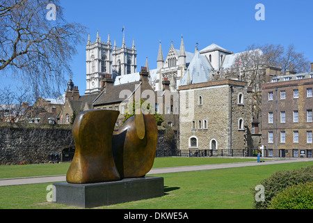 Sculpteur Henry Moore résumé bronze sculpture art moderne du couteau deux pièces au Collège Green Park Jewel Tower & l'abbaye de Westminster au-delà de Londres UK Banque D'Images