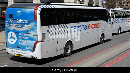 National Express avec de la publicité pour des services aux aéroports de Londres Banque D'Images