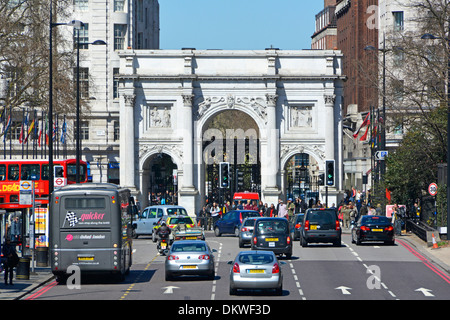 Trafic sur Park Lane approcher l'arche de marbre rond-point Banque D'Images