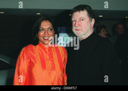 MIRA NAIR & ALAN BATES.Directeur et acteur.USA.PALM SPRINGS HIGH SCHOOL, LA,.10/01/2002.BP37F10C. Banque D'Images