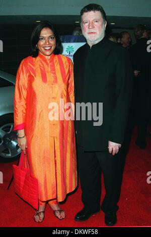MIRA NAIR & ALAN BATES.Directeur et acteur.USA.PALM SPRINGS HIGH SCHOOL, LA,.10/01/2002.BP37F13C. Banque D'Images