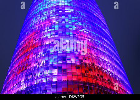 La tour Agbar de nuit, salon de quartier Poblenou de Sant Marti, Barcelone, Espagne Banque D'Images