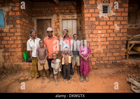 Une grande famille se tient à l'extérieur de leur maison à Gombe, l'Ouganda, l'Afrique de l'Est. Banque D'Images