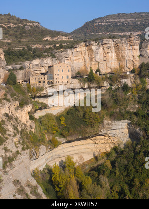 Le monastère de Sant Miquel del Fai dans le centre de la Catalogne, l'Espagne, qui reste accroché au milieu d'une falaise l'émulation Banque D'Images