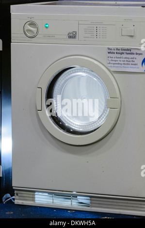 Un sèche-linge avec le tambour intérieur allumé lors de l'utilisation Banque D'Images