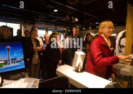 Stockholm, Suède. 13 Oct, 2013. 15 octobre 2013, Stockholm, Suède : Dans le peu de temps depuis son lancement en mai 2013 de plus de 170 000 visiteurs ont afflué à ABBA - Le Musée à Djurgarden, à Stockholm, en Suède. Peu importe que la bande n'a pas sorti une nouvelle chanson en trente ans, elle reste une musique pop--juggernaut. Ici les fans peuvent contempler un mur plein d'or records, les bandes célèbre bejeweled costumes et plus encore. À la mise en surbrillance du musée les fans peuvent monter sur scène et chanter et danser avec rapport de figures animées de la bande. Rob Schoenbaum/POLARIS (Image Crédit : © Rob Schoenbaum/ Banque D'Images