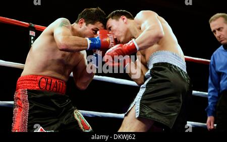 12 févr. 2010 - Temecula, Californie, USA - ESPN Friday Night Fights envahit Pechanga Resort Casino, doté d'une fonctionnalité de bout avec perspective russe RUSLAN PROVODNIKOV 13-0-0, 9 Ko (noir/argent) et mexicain JAVIER JAUREGUI 53-16-2, 36 Ko (noir/rouge) dans une ronde 10 fonction de combat. Provodnick est une très forte avec une grande chasse tout autour de compétences et sort d'un spect Banque D'Images