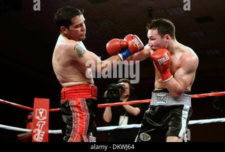 12 févr. 2010 - Temecula, Californie, USA - ESPN Friday Night Fights envahit Pechanga Resort Casino, doté d'une fonctionnalité de bout avec perspective russe RUSLAN PROVODNIKOV 13-0-0, 9 Ko (noir/argent) et mexicain JAVIER JAUREGUI 53-16-2, 36 Ko (noir/rouge) dans une ronde 10 fonction de combat. Provodnick est une très forte avec une grande chasse tout autour de compétences et sort d'un spect Banque D'Images