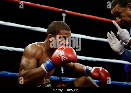 12 févr. 2010 - Temecula, Californie, USA - ESPN Friday Night Fights envahit Pechanga Resort Casino, avec le dangereux TYRONE HARRIS 25-5-0, 16 Ko (blk) trunks contre le Coréen hautement vanté perforateur Ji-Hoon Kim 19-5-0, 16 Ko (lignes bleues) dans un léger Bout rond 10 Jr.. À la fin, HARRIS tombera dans Rnd 5 par TKO. (Crédit Image : Â© Renay Johnson/ZUMA Press) Banque D'Images