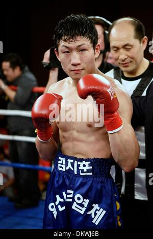 12 févr. 2010 - Temecula, Californie, USA - ESPN Friday Night Fights envahit Pechanga Resort Casino, avec le dangereux Tyrone Harris 25-5-0, 16 Ko (blk) trunks contre le Coréen hautement vanté perforateur JI-HOON KIM 19-5-0, 16 Ko (lignes bleues) dans un léger Bout rond 10 Jr.. À la fin, HARRIS tombera dans Rnd 5 par TKO. (Crédit Image : Â© Renay Johnson/ZUMA Press) Banque D'Images