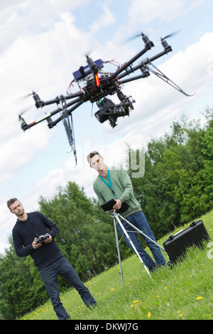 Drone UAV Volant ingénieurs in Park Banque D'Images