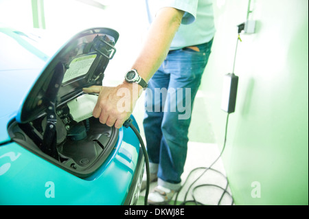 Une Nissan Leaf Voiture électrique d'être facturés à un parc de voiture à Annecy, France, Europe. Banque D'Images