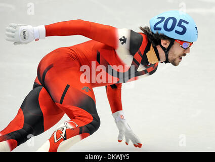 26 févr., 2010 - Vancouver, Colombie-Britannique, Canada - Canada's Charles Hamelin au cours de la Men's 500m de patinage de vitesse sur courte piste à la finale olympique d'hiver de 2010 Le 26 février 2010 à Vancouver, Colombie-Britannique. Hamelin a remporté la médaille d'or et d'Ohno a été disqualifié dans la course. (Crédit Image : © Jed Conklin/ZUMApress.com) Banque D'Images