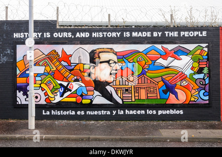 Peinture murale à l'International Peace Wall, Belfast montrant l'Ultimas palabras (Dernières paroles) de Salvador Allende Banque D'Images