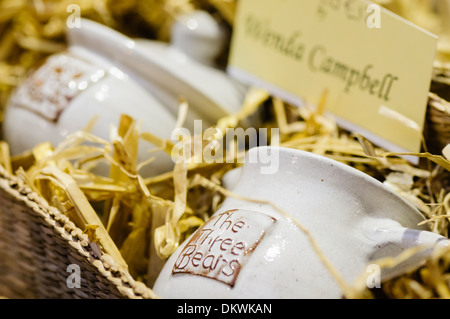 Tasses en céramique fait main par les mots "les trois ours" en vente sur un étal du marché par Wenda Campbell de Belfast Banque D'Images