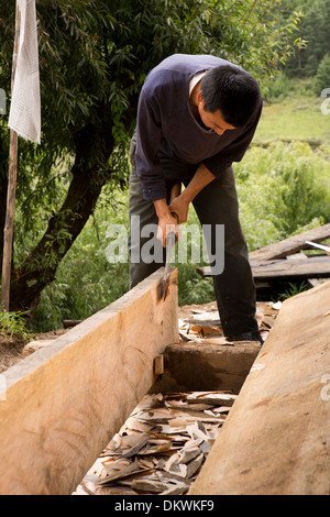 Le Bhoutan, la vallée de Bumthang, Gaytsa Village, carpenter part façonner chambre floorboards Banque D'Images