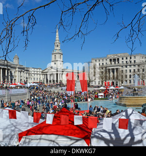 Banderole rouge et blanche au maire de Londres fête de St George événement et célébrations foule de gens ciel bleu jour de printemps Trafalgar Square Londres Angleterre Royaume-Uni Banque D'Images