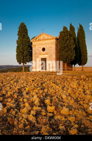 Cappella di Vitaleta au coucher du soleil, San Quirico, Toscane Italie Banque D'Images