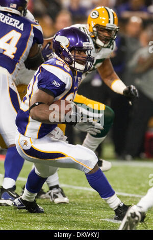 Le 21 novembre 2009 - Minneapolis, Minnesota, United States of America - Minnesota Vikings runningback Adrian Peterson (# 28) en action au cours du premier trimestre du jeu entre les Packers de Green Bay et les Minnesota Vikings au Mall of America Field à Minneapolis, au Minnesota. Les Packers défait les Vikings 31-3. (Crédit Image : © Marilyn Indahl/ZUMAPRESS.com) Southcreek/mondial Banque D'Images