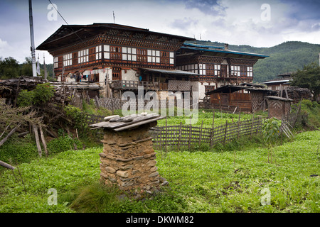 Le Bhoutan, la vallée de Bumthang, Gaytsa Village, maisons en bois décorées de façon traditionnelle Banque D'Images