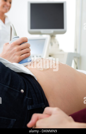 Femme enceinte en passant par une échographie Banque D'Images