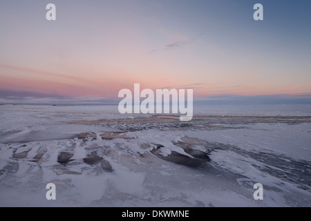 Crépuscule sur la rivière l'affaissement avec les puits de pétrole de Prudhoe Bay à Deadhorse Océan arctique de la mer de Beaufort en Alaska USA Banque D'Images