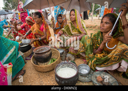 Les femmes vendent des produits alimentaires sur le marché - l'État du Bihar, en Inde. Banque D'Images
