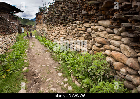 Le Bhoutan, la vallée de Bumthang, Gaytsa lane, Village entre maisons de construction traditionnelle Banque D'Images