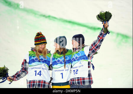 Feb 18, 2010 - Cypress Mountain, Colombie-Britannique, Canada - de gauche, Hannah Teter de Team USA prend la médaille d'argent, TORAH BRIGHT de l'Australie de l'équipe remporte l'or et KELLY CLARK, de l'équipe États-unis prend la médaille de bronze lors de la compétition de Halfpipe Snowboard femmes à Cypress Mountain pendant les Jeux Olympiques d'hiver de 2010. (Crédit Image : © Jed Conklin/ZUMA Press) Banque D'Images