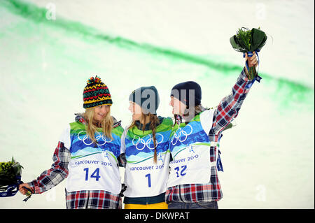 Feb 18, 2010 - Cypress Mountain, Colombie-Britannique, Canada - de gauche, Hannah Teter de Team USA prend la médaille d'argent, TORAH BRIGHT de l'Australie de l'équipe remporte l'or et KELLY CLARK, de l'équipe États-unis prend la médaille de bronze lors de la compétition de Halfpipe Snowboard femmes à Cypress Mountain pendant les Jeux Olympiques d'hiver de 2010. (Crédit Image : © Jed Conklin/ZUMA Press) Banque D'Images