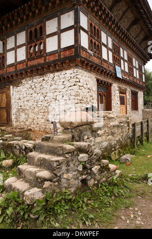 Le Bhoutan, la vallée de Bumthang, Gaytsa Village Sonam Choden shop, maison de construction traditionnelle Banque D'Images