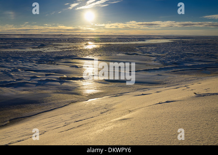 La glace et la neige à l'embouchure de la rivière l'affaissement de se jeter dans la mer de Beaufort de Prudhoe Bay en Alaska Océan Arctique Deadhorse USA Banque D'Images